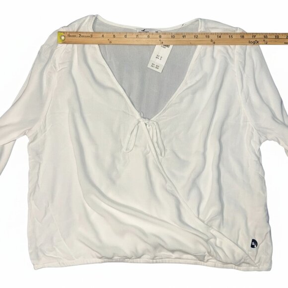 NWT Hollister White Long Sleeve V-Neck Tie Front Shirt - Picture 2 of 9
